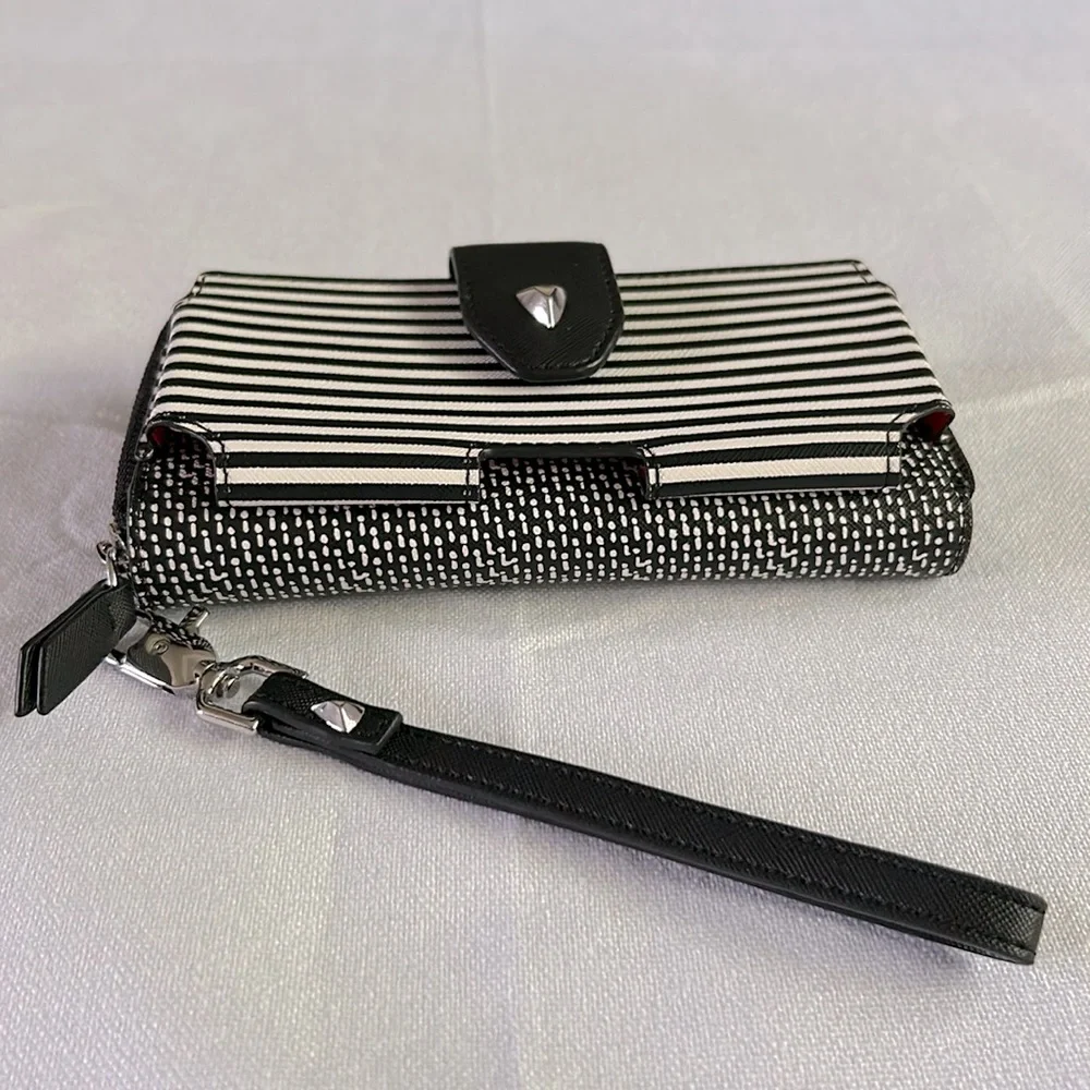 Stella & Dot Madison Tech Black White Patterned Zip Close Wristlet Wallet EUC